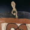 Grand bouclier Asmat sculpté en bois léger peint sur socle Irian Jaya – Image 3