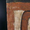 Grand bouclier Asmat sculpté en bois léger peint sur socle Irian Jaya (détail)