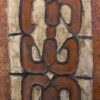 Grand bouclier Asmat sculpté en bois léger peint sur socle Irian Jaya (détail)