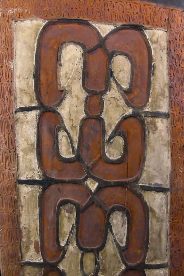 Grand bouclier Asmat sculpté en bois léger peint sur socle Irian Jaya (détail)
