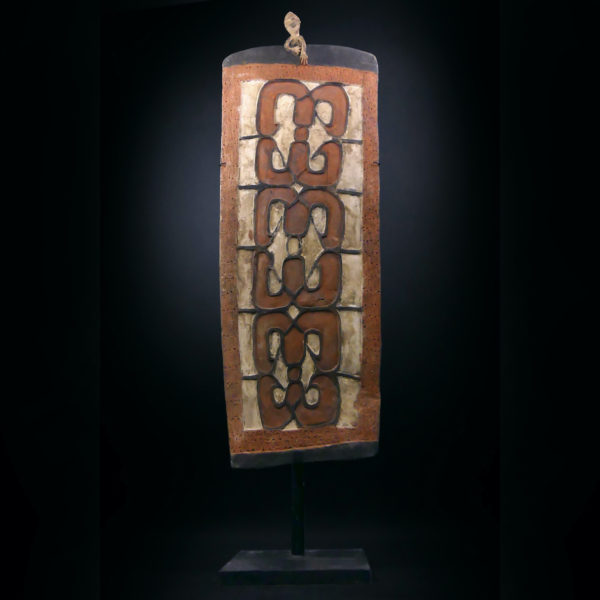 Grand bouclier Asmat sculpté en bois léger peint sur socle Irian Jaya (face)