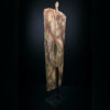 Grand bouclier Asmat sculpté en bois léger peint sur socle Irian Jaya (3/4 dos)