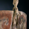 Grand bouclier Asmat sculpté en bois léger peint sur socle Irian Jaya (détail)