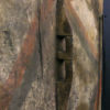Grand bouclier Asmat sculpté en bois léger peint sur socle Irian Jaya (détail)