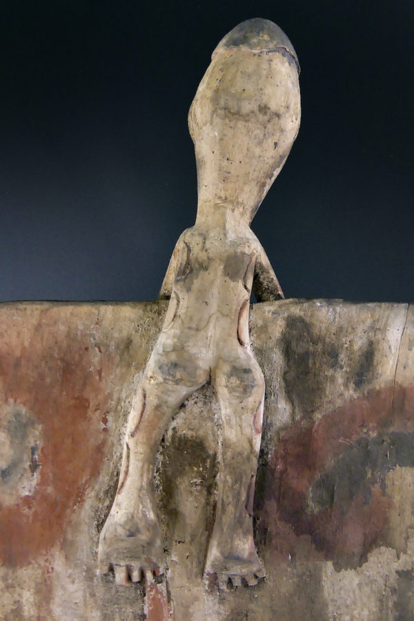 Grand bouclier Asmat sculpté en bois léger peint sur socle Irian Jaya (détail)