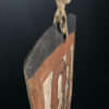 Grand bouclier Asmat sculpté en bois léger peint sur socle Irian Jaya (dessus 3/4)