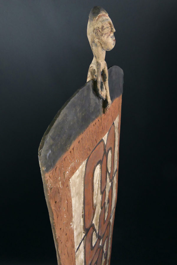 Grand bouclier Asmat sculpté en bois léger peint sur socle Irian Jaya (dessus 3/4)