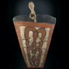 Grand bouclier Asmat sculpté en bois léger peint sur socle Irian Jaya (dessus)