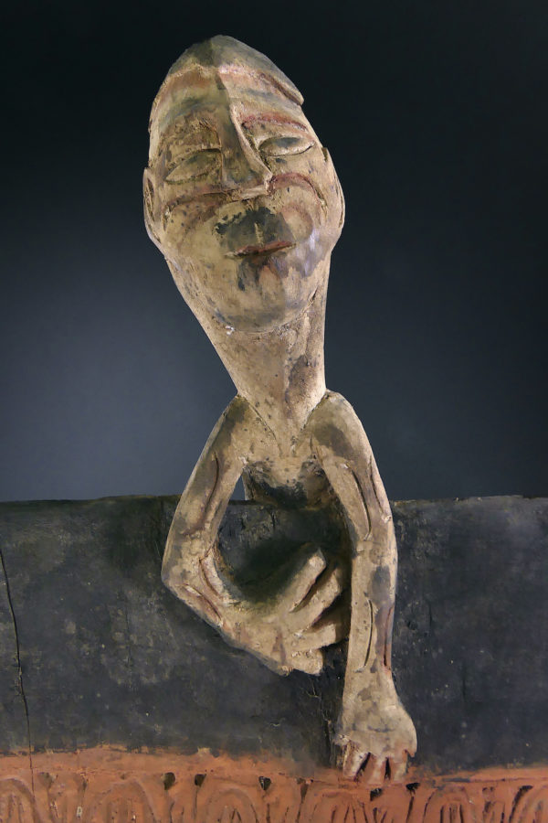 Grand bouclier Asmat sculpté en bois léger peint sur socle Irian Jaya (détail)