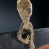 Grand bouclier Asmat sculpté en bois léger peint sur socle Irian Jaya (détail)