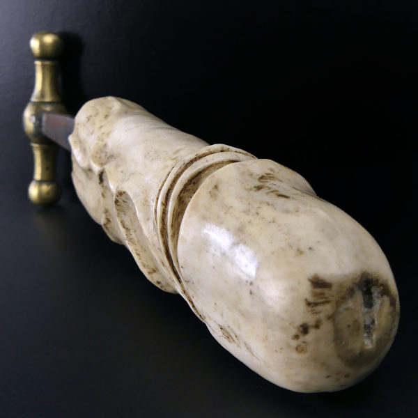 Godemichet veiné en bois de cerf fer et bronze début XIXe Curiosia Erotica (3/4)