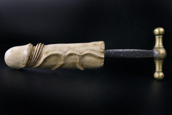 Godemichet veiné en bois de cerf fer et bronze début XIXe Curiosia Erotica (profil)