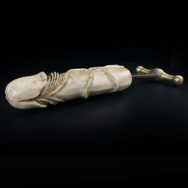 Godemichet veiné en bois de cerf fer et bronze début XIXe Curiosia Erotica (dessous 3/4)