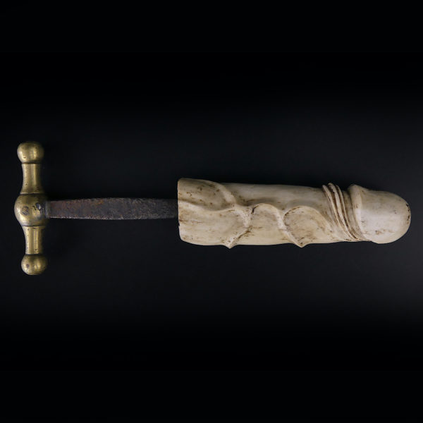 Godemichet veiné en bois de cerf fer et bronze début XIXe Curiosia Erotica (profil)