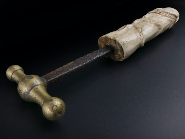 Godemichet veiné en bois de cerf fer et bronze début XIXe Curiosia Erotica (3/4)