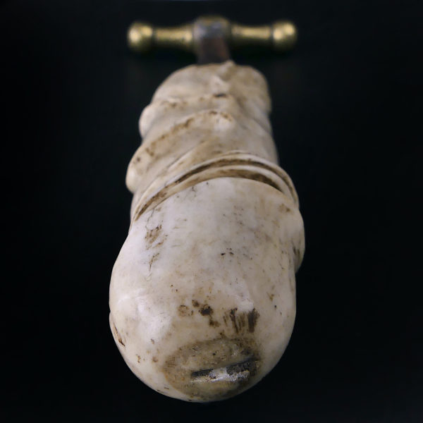 Godemichet veiné en bois de cerf fer et bronze début XIXe Curiosia Erotica (face)