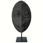 Masque ovale iatmul Moyen-Sépik en bois monochrome sur socle (face)