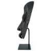 Masque ovale iatmul Moyen-Sépik en bois monochrome sur socle (profil)