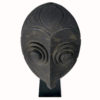 Masque ovale iatmul Moyen-Sépik en bois monochrome sur socle (dessus)