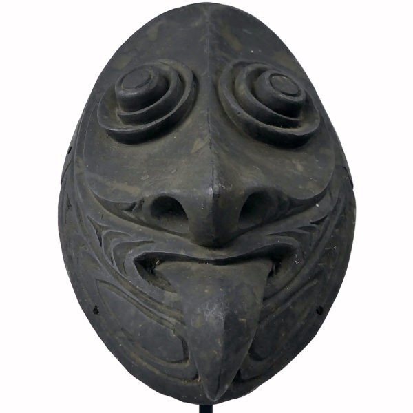 Masque ovale iatmul Moyen-Sépik en bois monochrome sur socle (dessous)