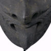 Masque ovale iatmul Moyen-Sépik en bois monochrome sur socle (détail)