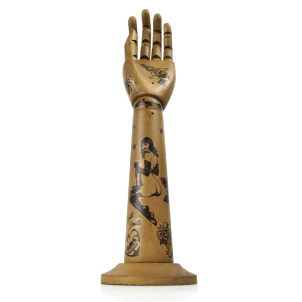 Main gauche Bad Boy Old School et avant-bras tatoués en bois (intérieur)