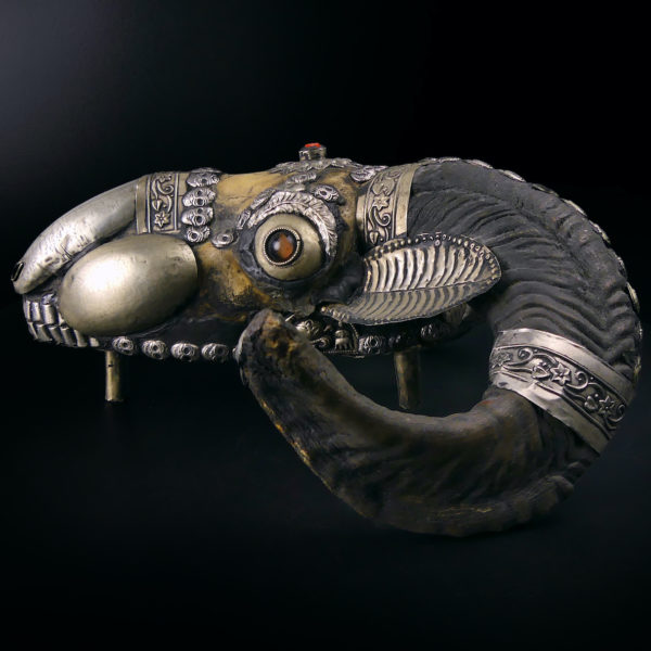 Kapala crâne de bouc tibétain ancien en os et métal argenté Tibet (profil)