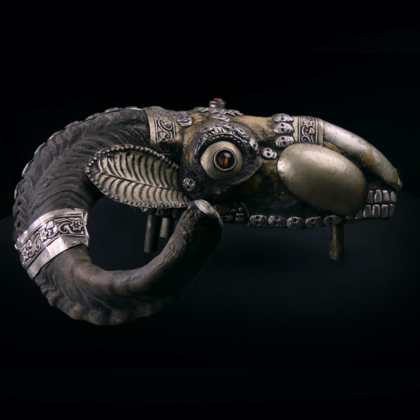 Kapala crâne de bouc tibétain ancien en os et métal argenté Tibet (profil)