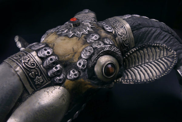 Kapala crâne de bouc tibétain ancien en os et métal argenté Tibet (détail)
