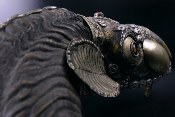 Kapala crâne de bouc tibétain ancien en os et métal argenté Tibet (détail)