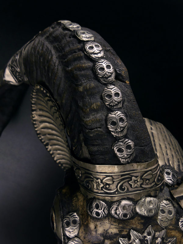 Kapala crâne de bouc tibétain ancien en os et métal argenté Tibet (détail)