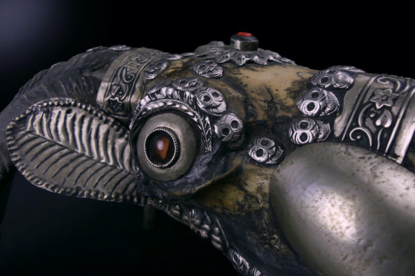 Kapala crâne de bouc tibétain ancien en os et métal argenté Tibet (détail)