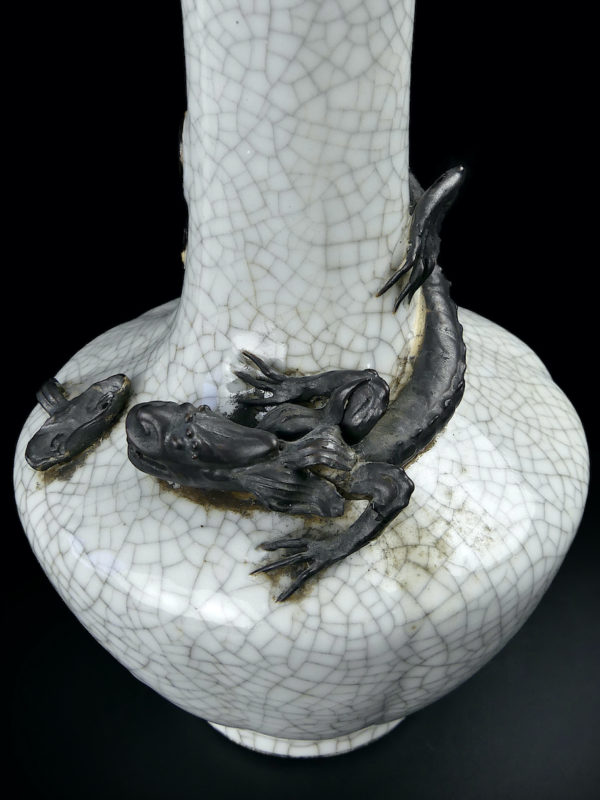 Vase de Nankin au dragon à balustre en porcelaine craquelée Chine XIXe (détail)