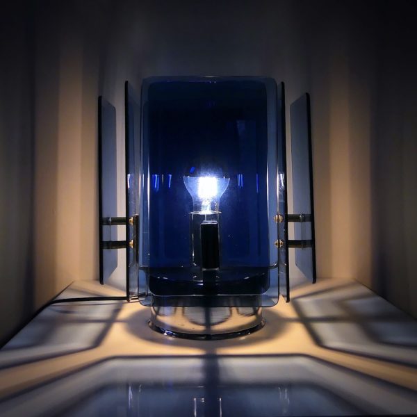 Lampe design cristal bleu acier chromé Space Age Italie Années 70 (allumée face)