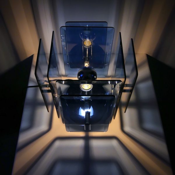 Lampe design cristal bleu acier chromé Space Age Italie Années 70 (allumée dessus 3/4)