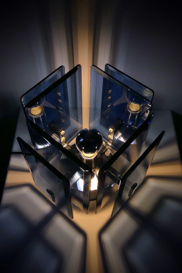 Lampe design cristal bleu acier chromé Space Age Italie Années 70 (allumée 3/4)