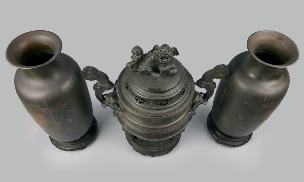Grands brûle-parfum et vases vietnamiens en bronze niellé argent et cuivre XIXe (dessus)