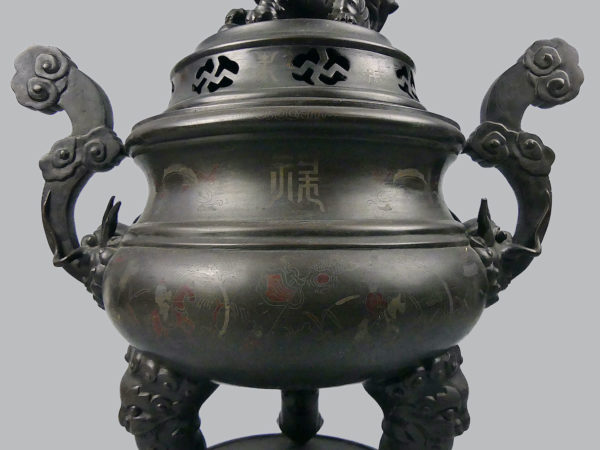Grand brûle-parfum vietnamien tripode en bronze niellé argent et cuivre à chiens de Fô XIXe (détail)