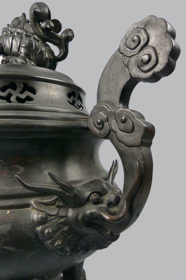 Grand brûle-parfum vietnamien tripode en bronze niellé argent et cuivre à chiens de Fô XIXe (détail)