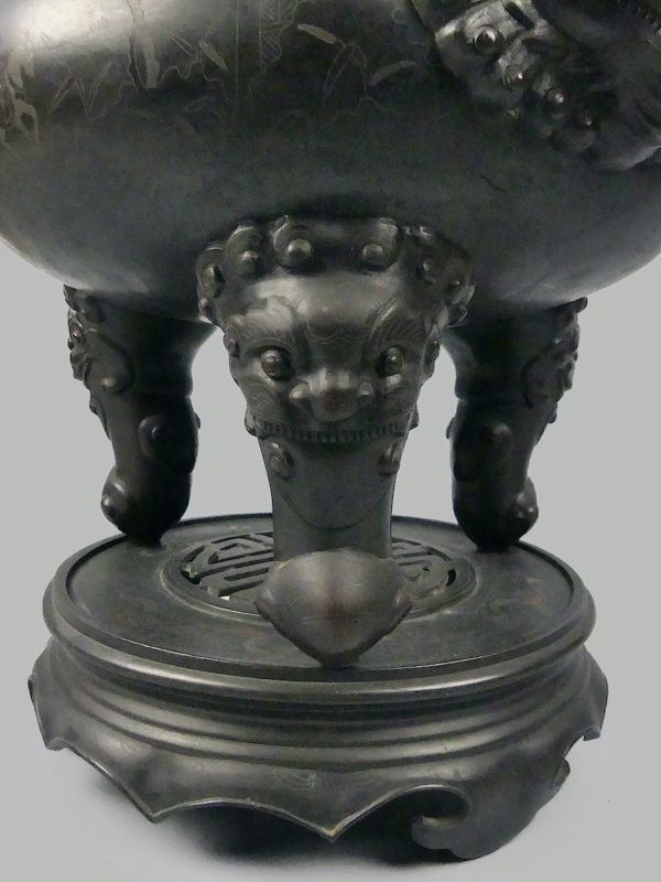 Grand brûle-parfum vietnamien tripode en bronze niellé argent et cuivre à chiens de Fô XIXe (détail)