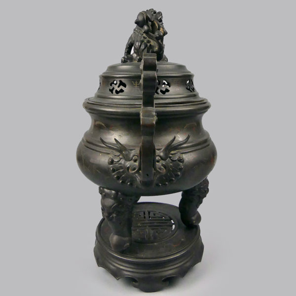 Grand brûle-parfum vietnamien tripode en bronze niellé argent et cuivre à chiens de Fô XIXe (profil)