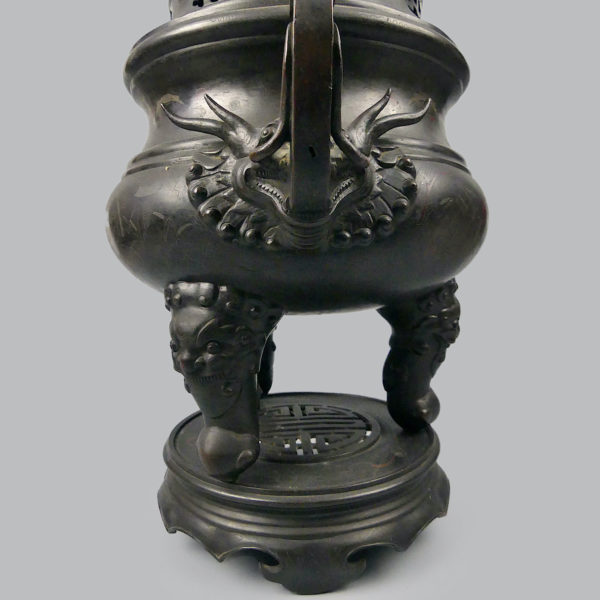 Grand brûle-parfum vietnamien tripode en bronze niellé argent et cuivre à chiens de Fô XIXe (détail)