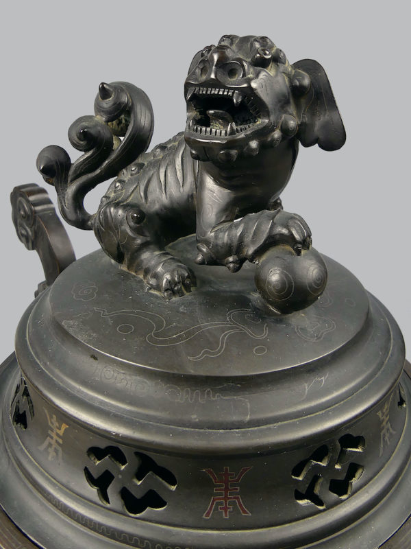 Grand brûle-parfum vietnamien tripode en bronze niellé argent et cuivre à chiens de Fô XIXe (détail)