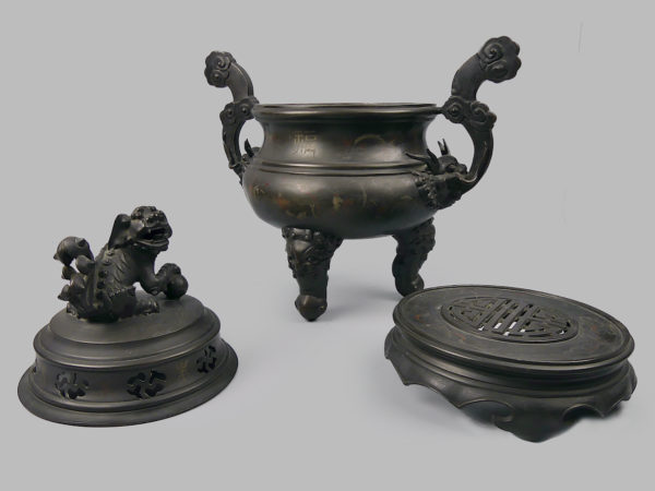 Grand brûle-parfum vietnamien tripode en bronze niellé argent et cuivre à chiens de Fô XIXe (3 pièces)