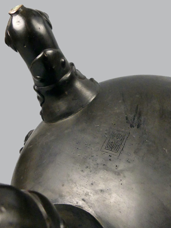 Grand brûle-parfum vietnamien tripode en bronze niellé argent et cuivre à chiens de Fô XIXe (dessous)