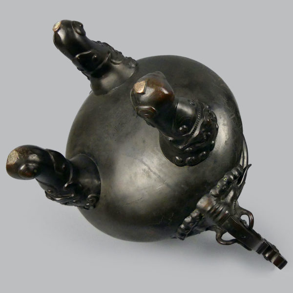 Grand brûle-parfum vietnamien tripode en bronze niellé argent et cuivre à chiens de Fô XIXe (dessous 3/4)