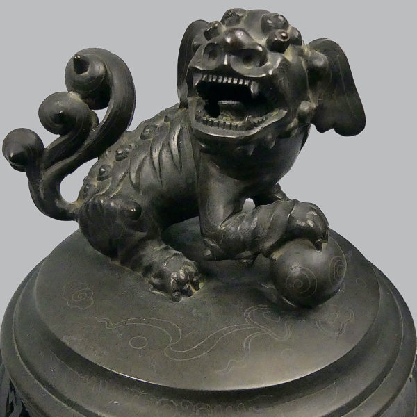 Grand brûle-parfum vietnamien tripode en bronze niellé argent et cuivre à chiens de Fô XIXe (détail)