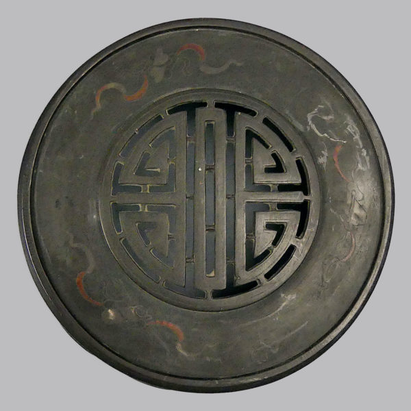 Grand brûle-parfum vietnamien tripode en bronze niellé argent et cuivre à chiens de Fô XIXe (socle)