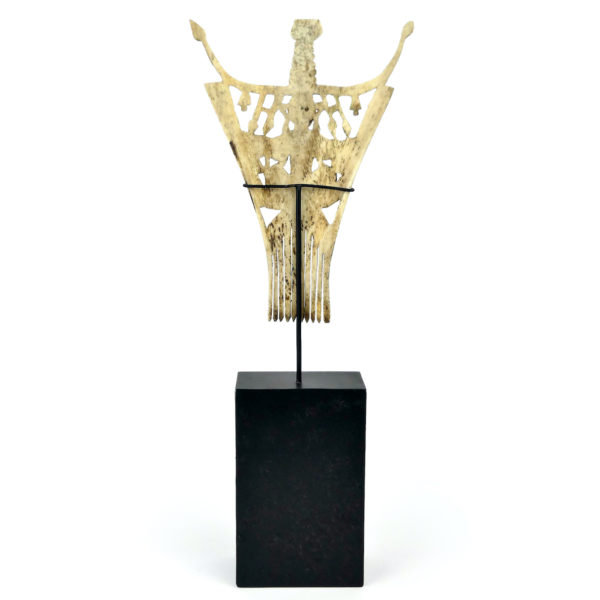 Peigne en os de bovin gravé à décor ajouré sur socle Timor (dos)