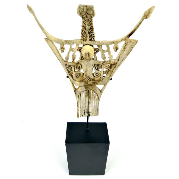 Peigne en os de bovin gravé à décor ajouré sur socle Timor (dessus 3/4)